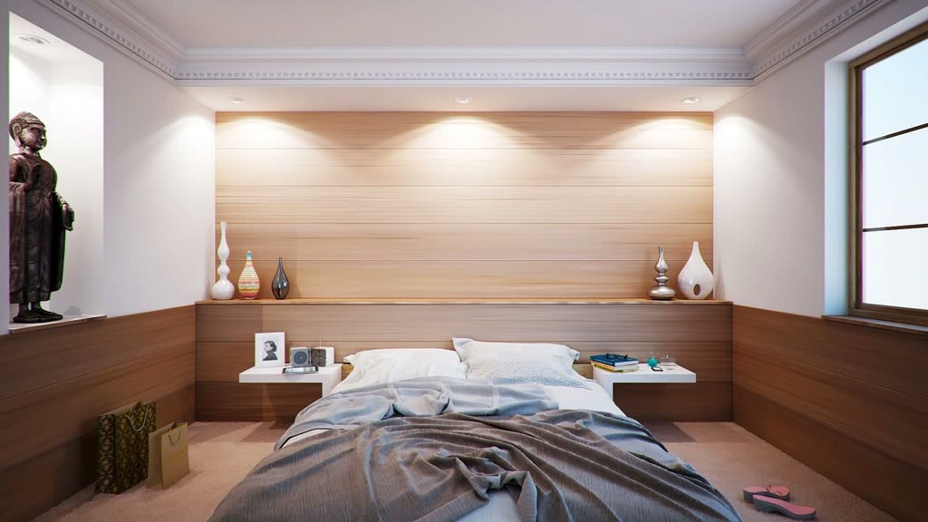 Camera da letto con parete in legno e luci incassate