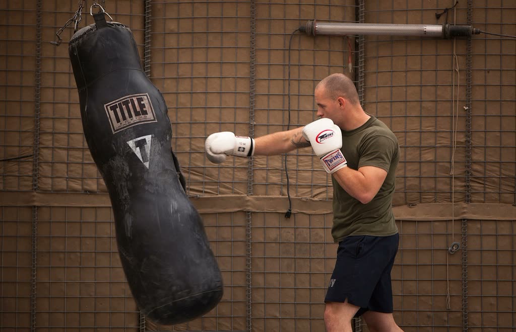 Atleta al sacco da boxe